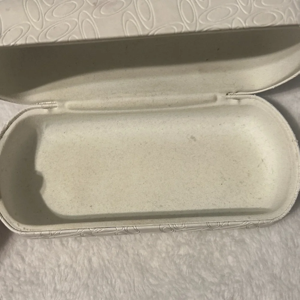 Oakley White Clamshell Hard Sunglasses Case O's with Microfiber Lining Interior